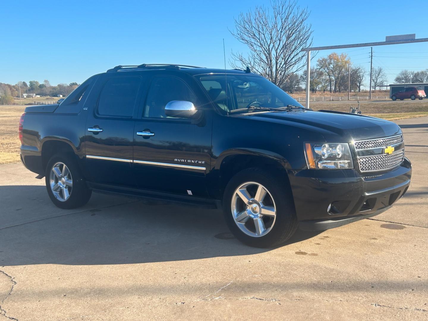 2012 BLACK /BLACK Chevrolet Avalanche LTZ (3GNTKGE75CG) with an 5.3L V8 OHV 16V FFV engine, AUTOMATIC transmission, located at 17760 Hwy 62, Morris, OK, 74445, (918) 733-4887, 35.609104, -95.877060 - 2012 CHEVROLET AVALANCHE LTZ HAS A 5.3L V8 ENGINE AND IS 4WD. THIS TRUCK IS BI-FUEL WHICH RUNS ON BOTH CNG(COMPRESSED NATURAL GAS) OR GASOLINE, IT FEATURES KEYLESS ENTRY REMOTE, REMOTE START, POWER LOCKS, POWER WINDOWS, POWER SEATS, POWER MIRRORS, POWER ADJUSTABLE FOOT PEDAL, AM/FM STEREO, CD PLAYER - Photo#2